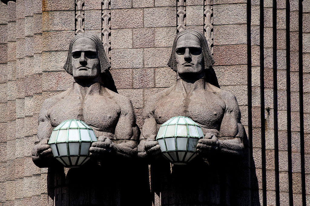 Impressionnantes statues jumeaux de la Gare d'Helsinki - Photo de CGP-Grey.