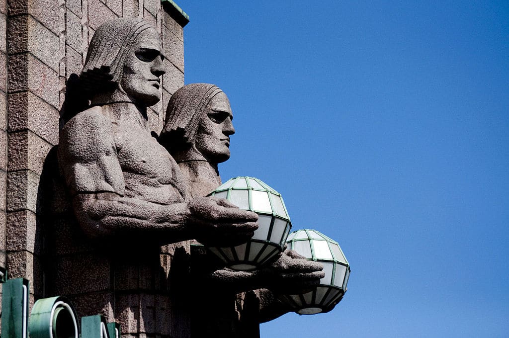 Impressionnantes statues jumeaux de la Gare d'Helsinki - Photo de CGP-Grey.