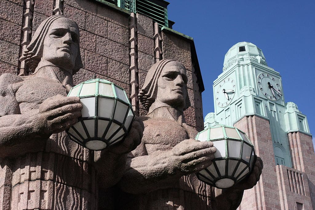 Impressionnantes statues jumeaux de la Gare d'Helsinki - Photo de Yeowatzup.