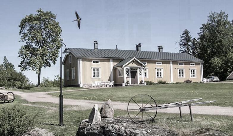 Hébergement insolite près d'Helsinki avec une belle ferme au vert.
