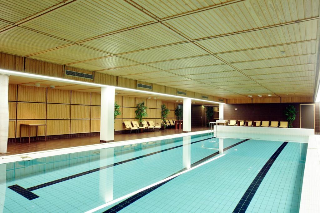 Piscine de l'hôtel pas cher Kulttuurikeskus Sofia près d'Helsinki.