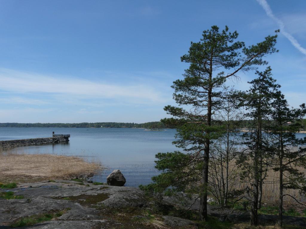 Lac au bord de l'hôtel Kulttuurikeskus Sofia près d'Helsinki