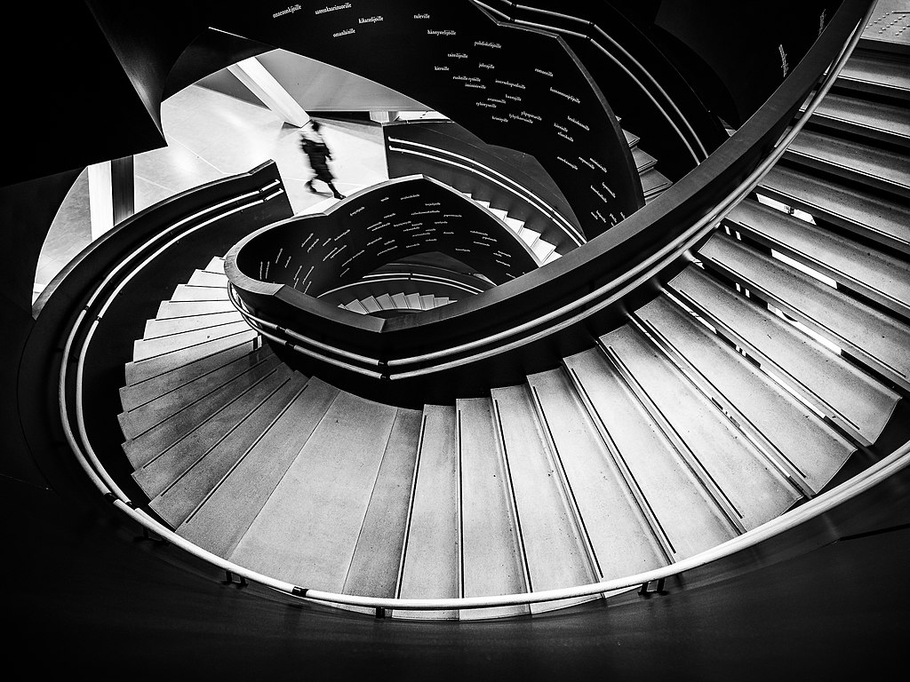 Monument à Helsinki : Escalier original de la bibliothèque Oodi. Photo de Giuseppe Milo