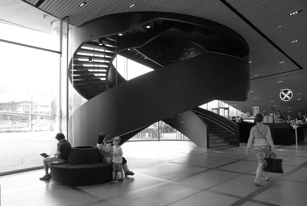 Monument à Helsinki : Escalier original de la bibliothèque Oodi.