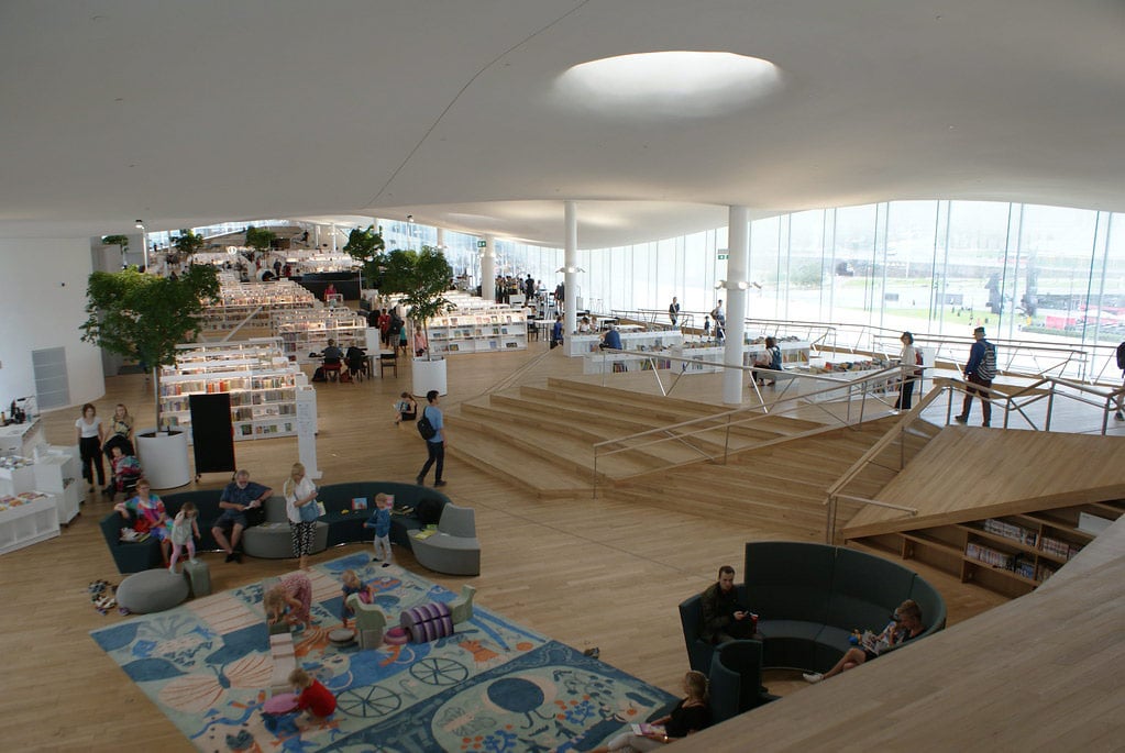 Intérieur de la bibliothèque Oodi à Helsinki.