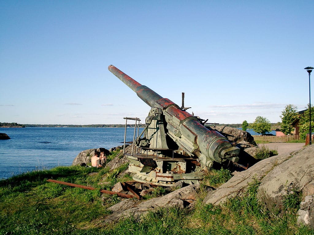 Canons de la forteresse Suomenlinna au large d'Helsinki. Photo de Balcer.