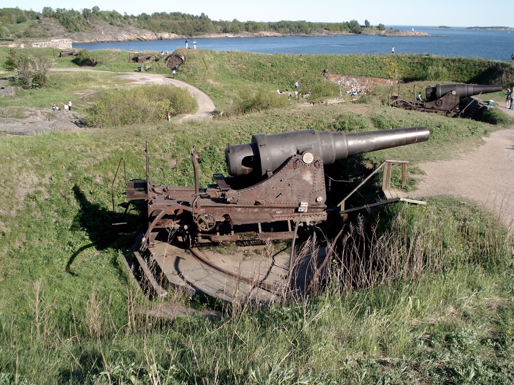 Canons de la forteresse Suomenlinna au large d'Helsinki. Photo de Balcer.