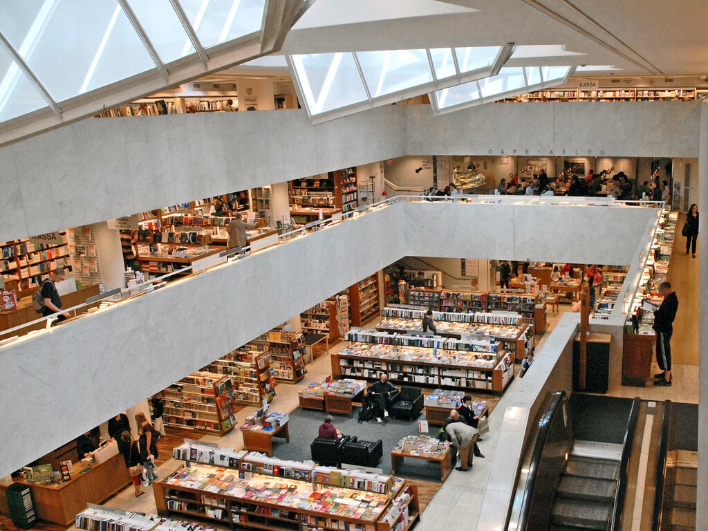 Academic Bookstore, construction par Aalto à Helsinki. Photo de Dalbéra.