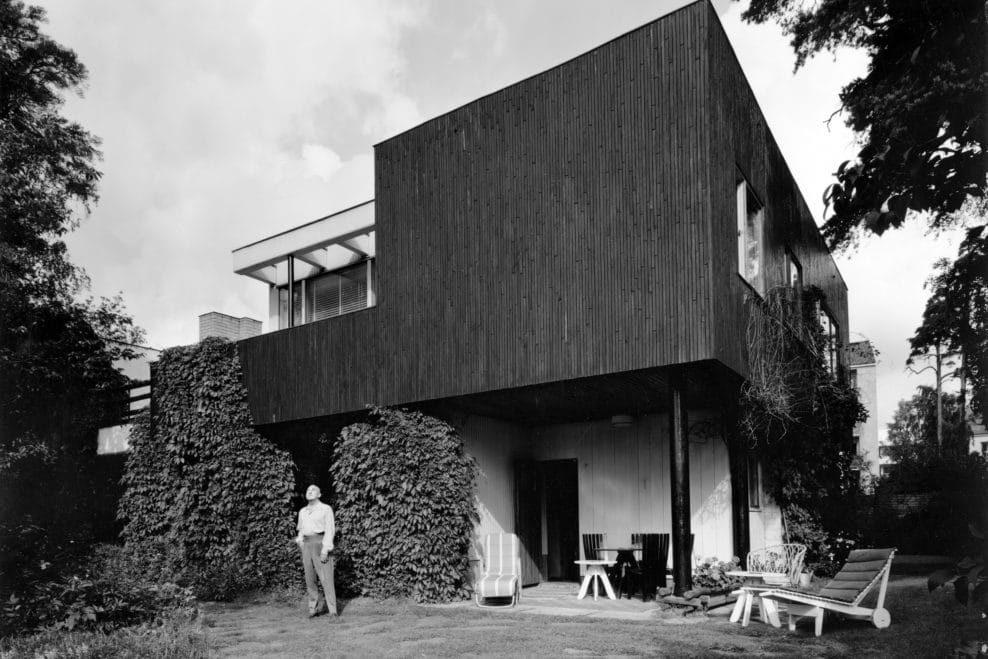 Alvar Aalto dans le jardin devant sa maison à Helsinki - Photo d'Eva ja Pertti