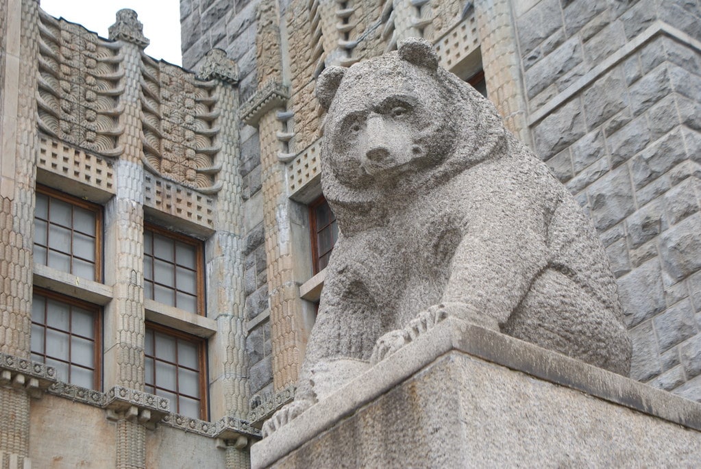 Statue d'ours devant le Musée National de Finlande à Helsinki.