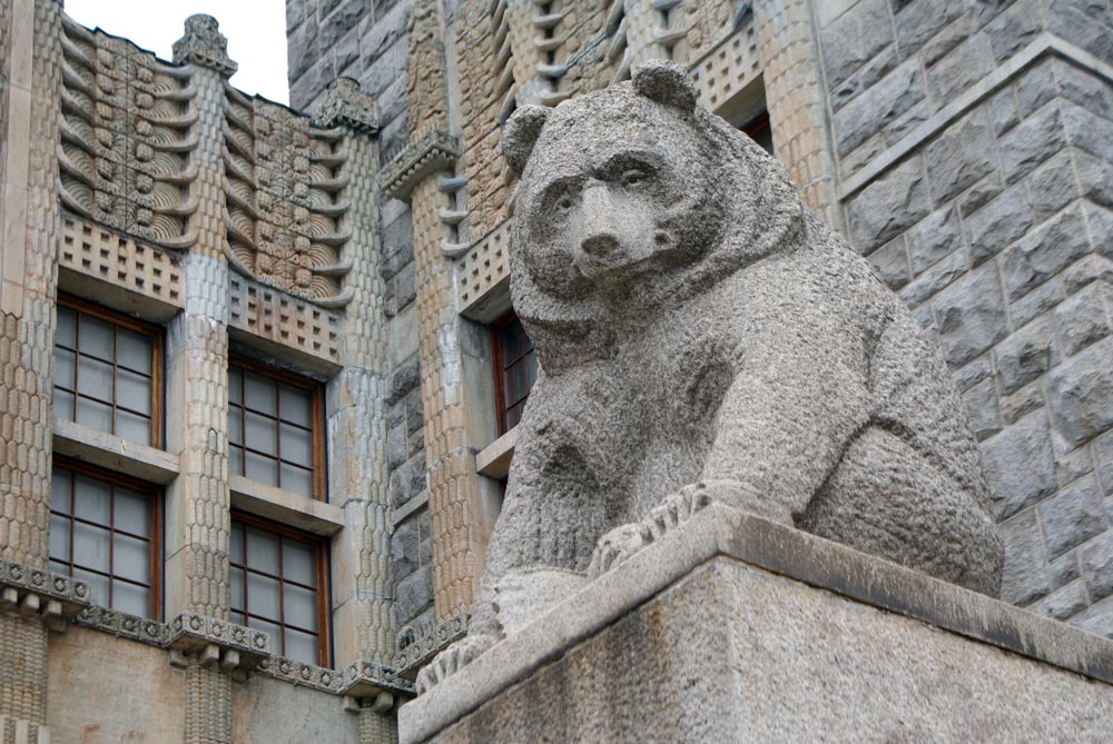 Ours, animal-dieu pendant des milliers d'années. Devant le Musée National d'Helsinki.