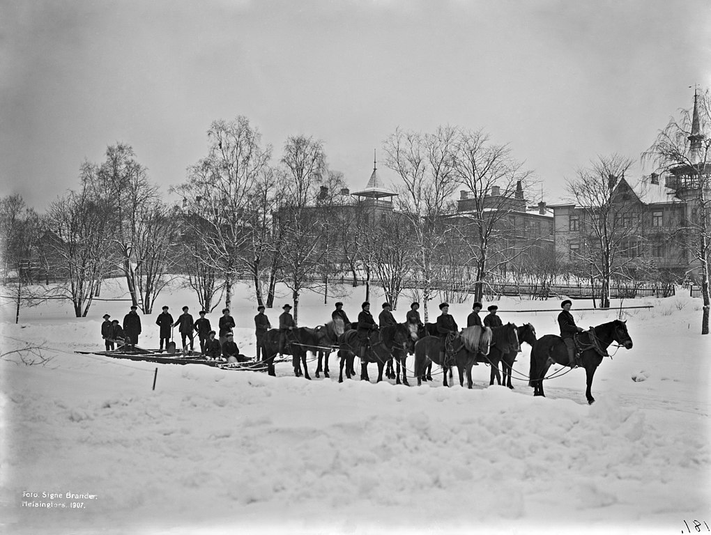 Chasse neige à cheval dans le sud d'Helsinki vers 1900.