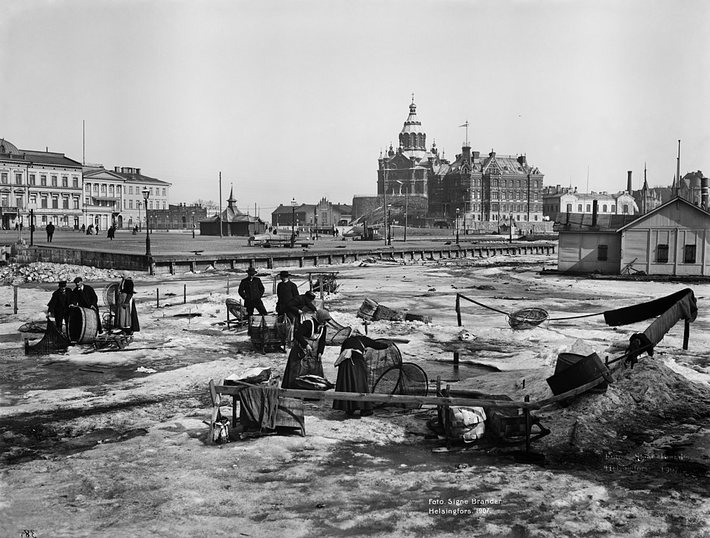 Pêche sous la glace dans le port d'Helsinki vers 1900.