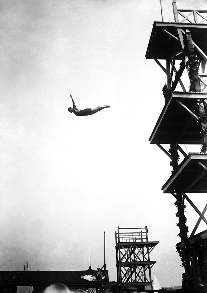 Photo noir et blanc : Saut insolite à Helsinki vers 1900.