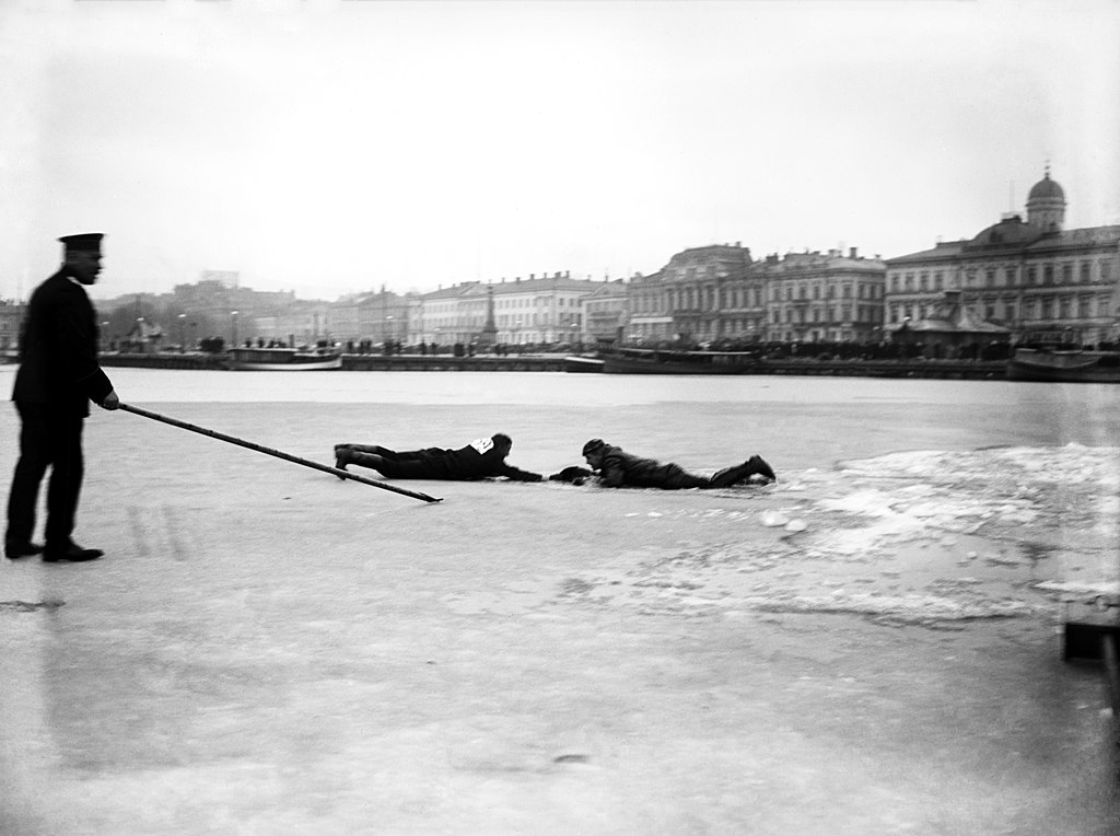 Sauvetage sur la banquise à Helsinki vers 1900.