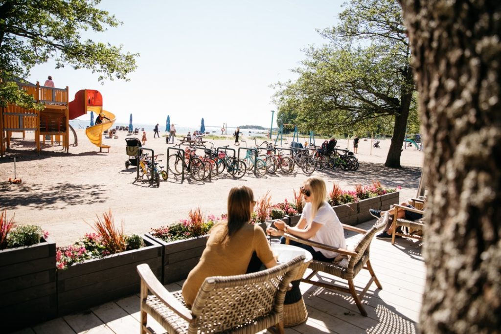 Plage Kasinonranta depuis le café Paviljonki Lauttasaari à Helsinki.