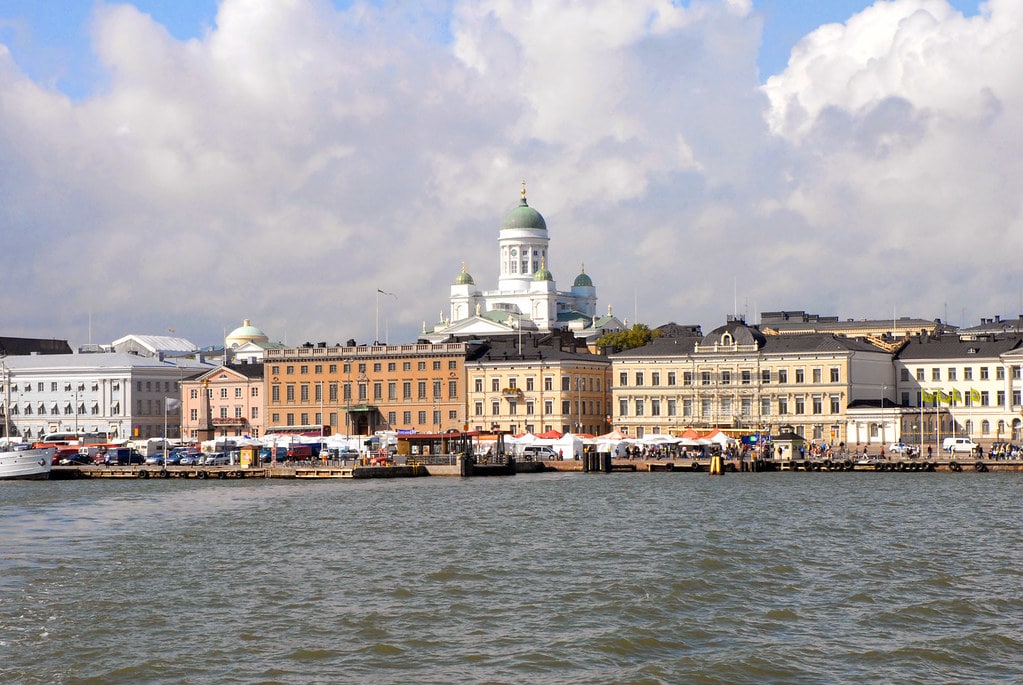Vue sur le port sud d'Helsinki et le quartier de la Vieille Ville. Photo de Dalbéra.