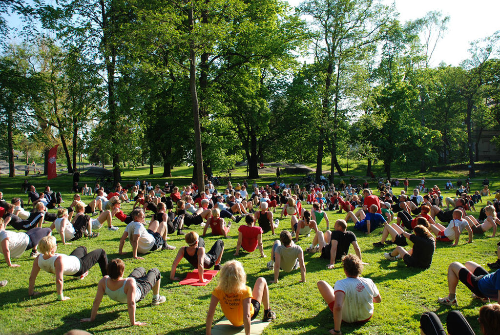 Exercices dans le parc Kaivopuisto à Helsinki - Photo de Jmyreen