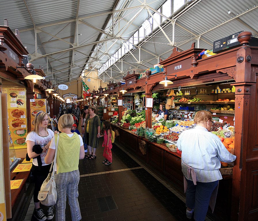 Dans le marché couvert de Kauppahalli à Helsinki - Photo de Mahlum