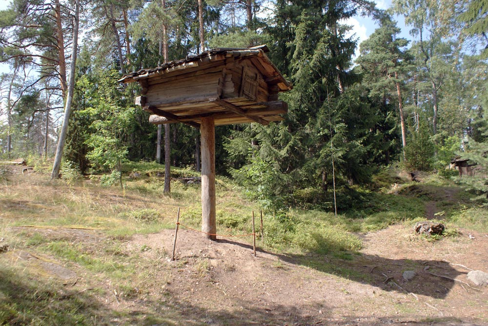 Abri anti-ours sur l'île Seurasaari dans le parc et musée ethnographique en plein air (Skansen) d'Helsinki.