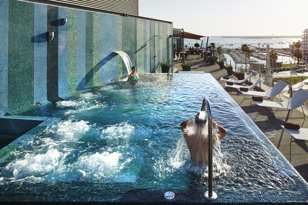 Rooftop+ piscine de l'hotel Faro Beach club avec vue sur le port et le Rio Formosa.