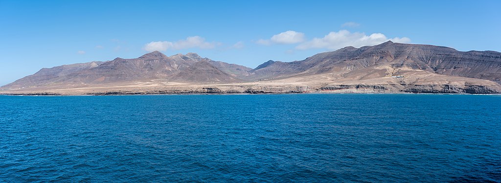 Vue sur l'île de Fuerteventura dans les Canaries depuis la mer. Photo de Bengt Nyman.