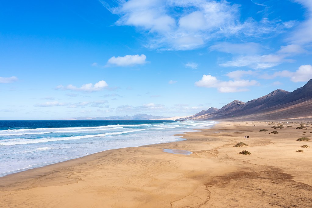 Vue sur la plage de Cofete dans le sud de l'île de Fuerteventura dans les Canaries. Photo de dronepic.