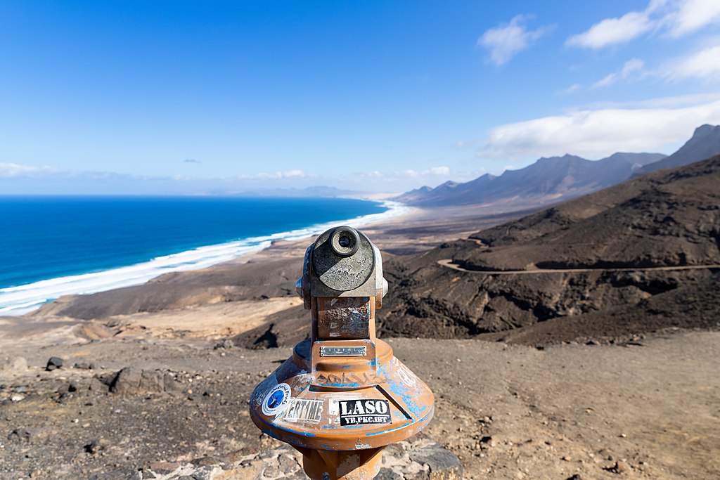 Vue sur la plage de Cofete dans le sud de l'île de Fuerteventura dans les Canaries. Photo de dronepic.