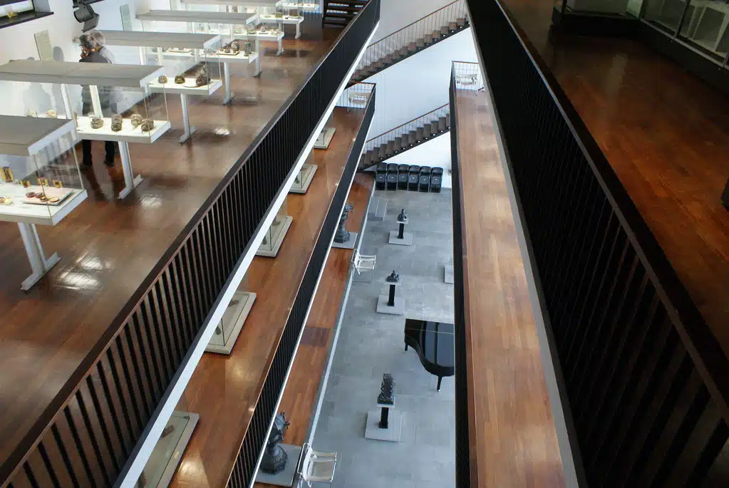 > Vue du dernier étage sur les mezzanines ou niveaux inférieurs du musée asiatique de Gênes.