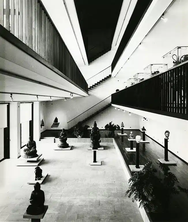 Vaste atrium du musée asiatique construit par Mario Làbo. Photo de Paolo Monti.