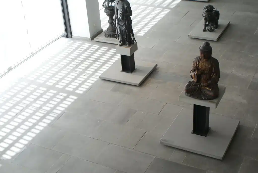 Collection de Bouddha dans l'atrium du musée d'art asiatique de Gênes.