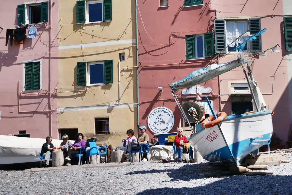 Bateau posé sur la plage de Boccadasse et petite terrasse où manger un bout.