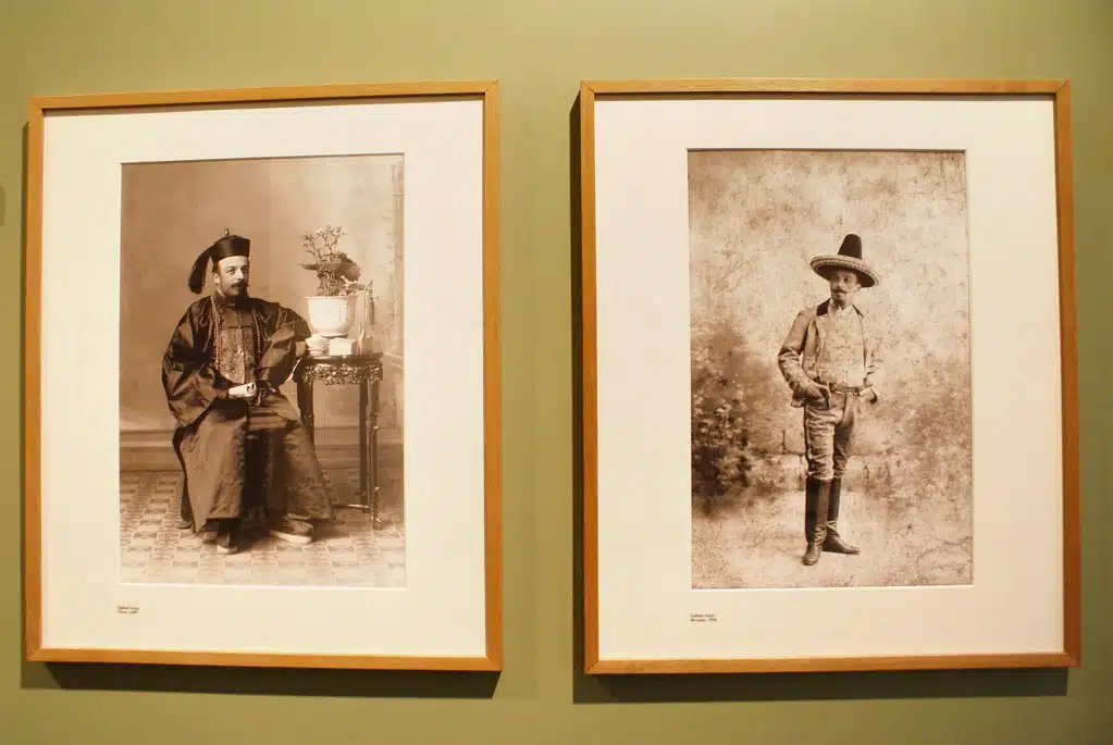 Exposition consacrée à l'un des reporter des frères Lumière habillé dans la tenu du pays visité. Institut Lumière à Lyon.