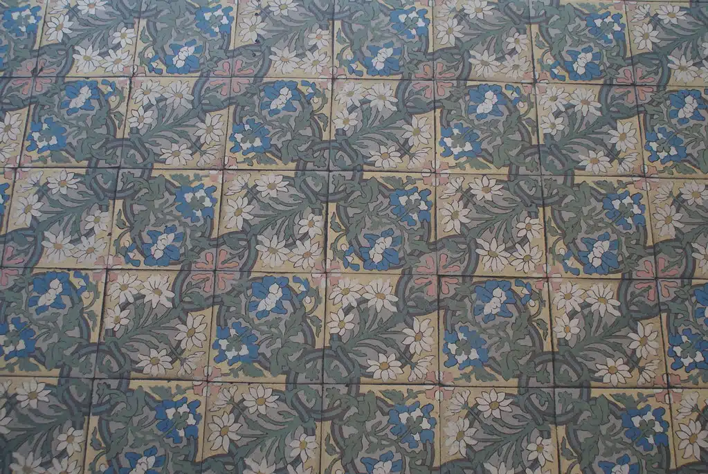 A défaut d'une photo du jardin où poussent de majestueux cèdres, le carrelage fleuri de L'institut Lumière à Lyon.