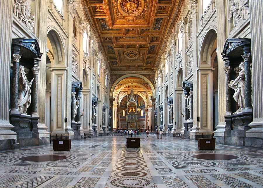 > Nef de la Basilique Saint-Jean-de-Latran à Rome. Avec sa longueur de 121,84 mètres, cette Basilique se classe au 15è rang parmi les plus grandes églises au monde. Photo de Tango7174