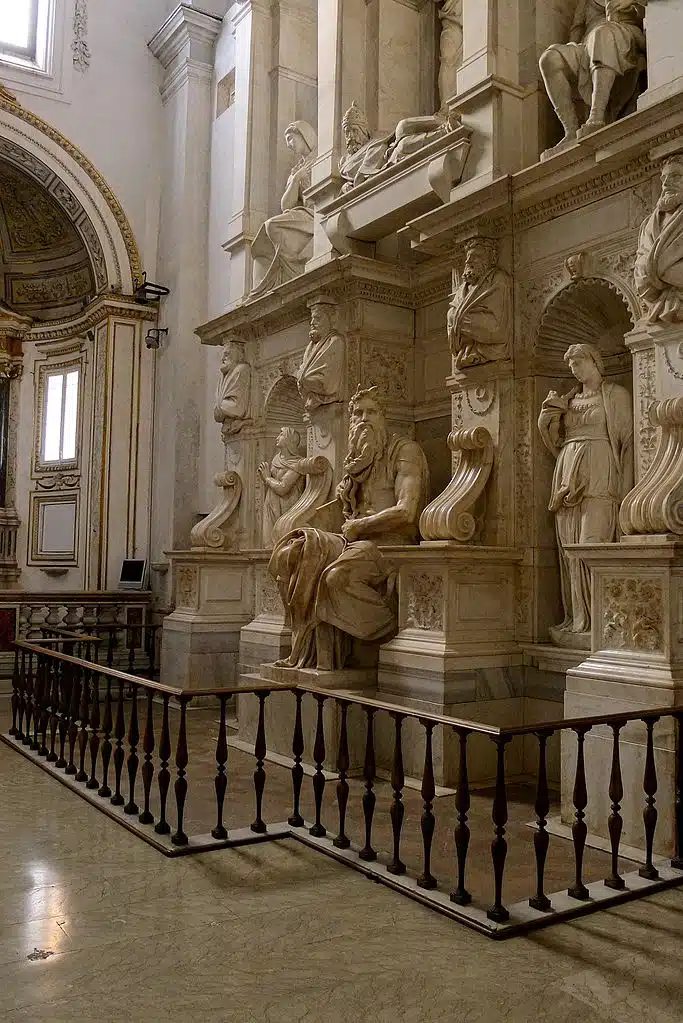 > Tombeau du pape Jules II par Michel Ange dans la basilique Saint-Pierre-aux-Liens à Rome - Photo de Jörg Bittner Unna