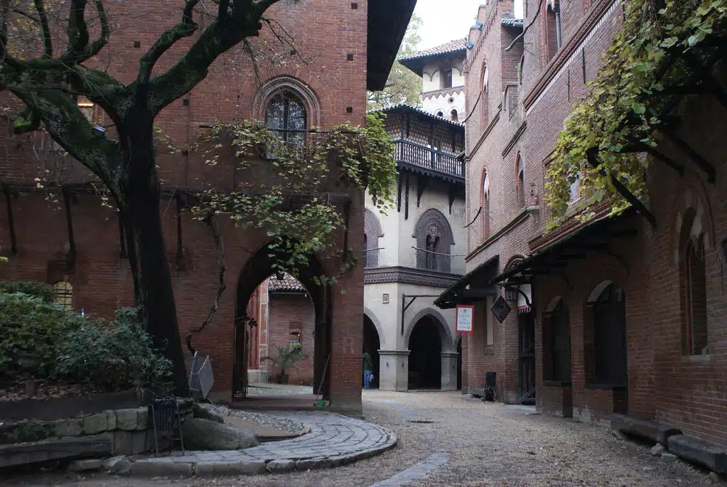 Ruelle et colonne vertébrale du Borgo Medievale à Turin.
