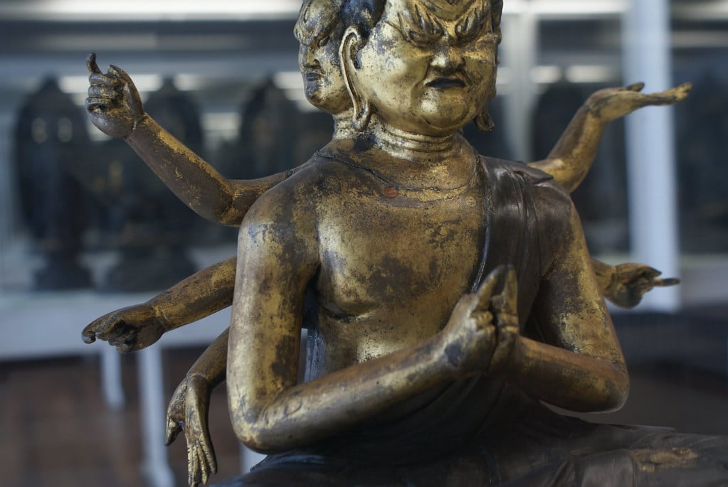 Statue de bodhisattva au musée du Japon à Gênes.