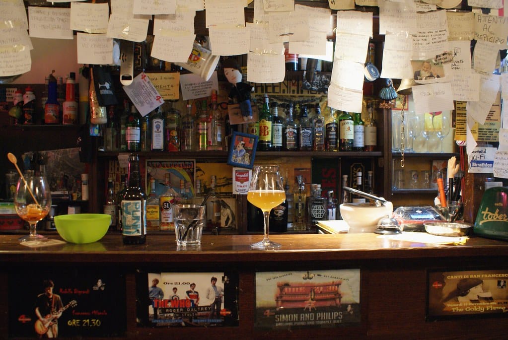 Boire un verre dans un bar de Gênes.