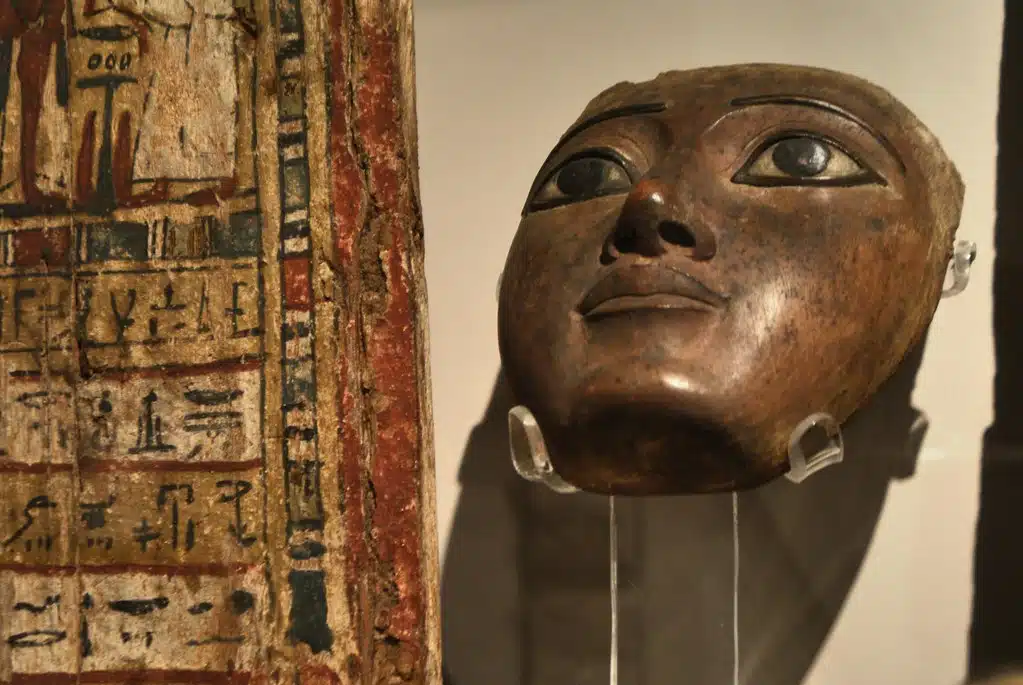 Masque funéraire dans le musée égyptien de Turin.