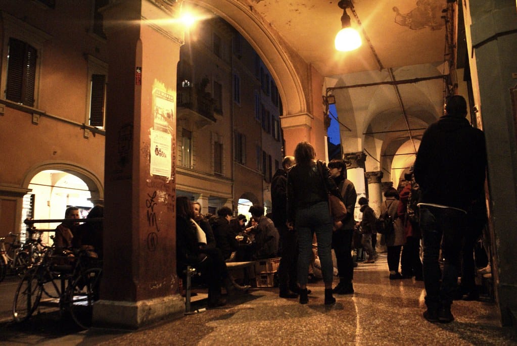 Bars sous les portiques ou arcanes dans le quartier de l'université au nord de la Vieille Ville de Bologne.