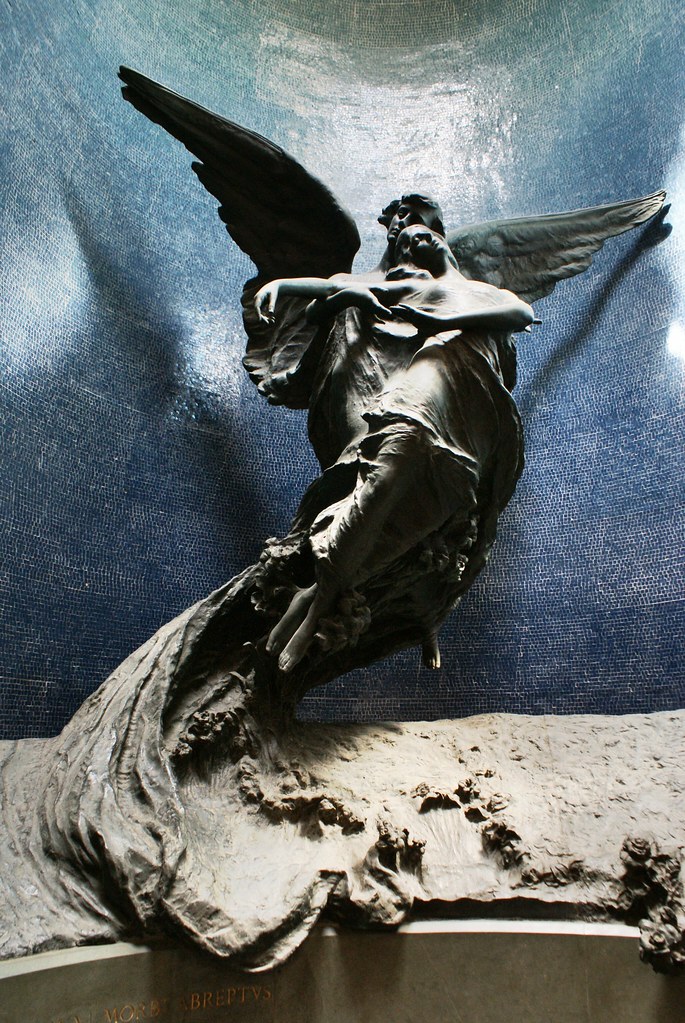 Une des magnifiques sculptures du cimetière de la Certosa à Bologne.