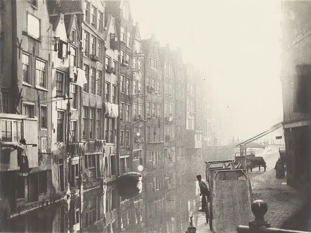 > Quartier du Wallen vers 1900 par le peintre George Hendrik Breitner.