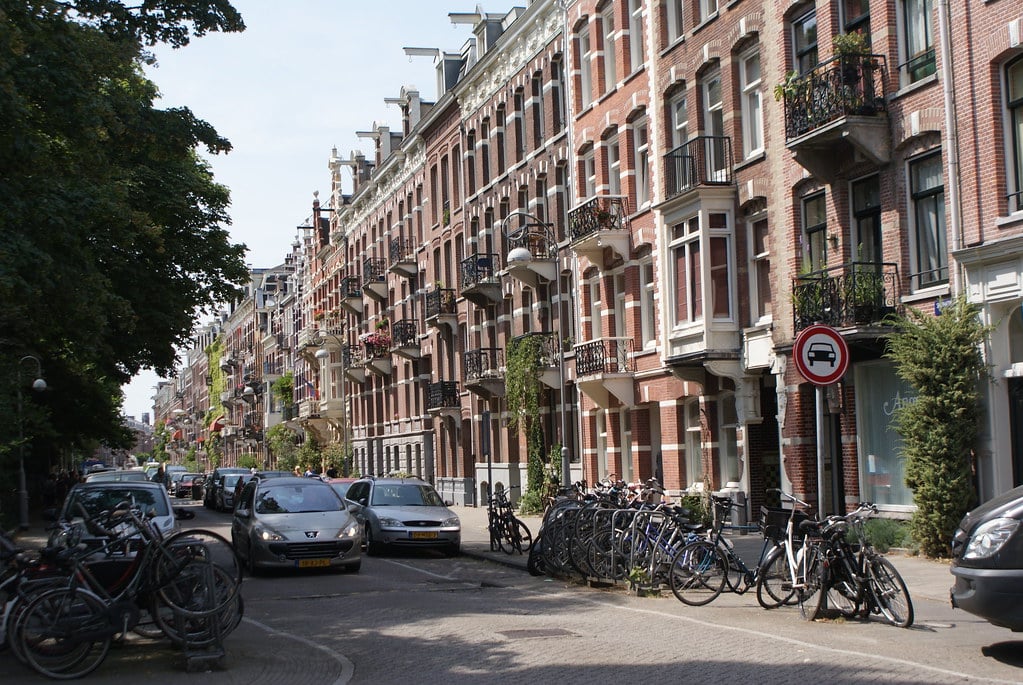 > Beaux immeubles bordant le Saphartipark à Amsterdam.