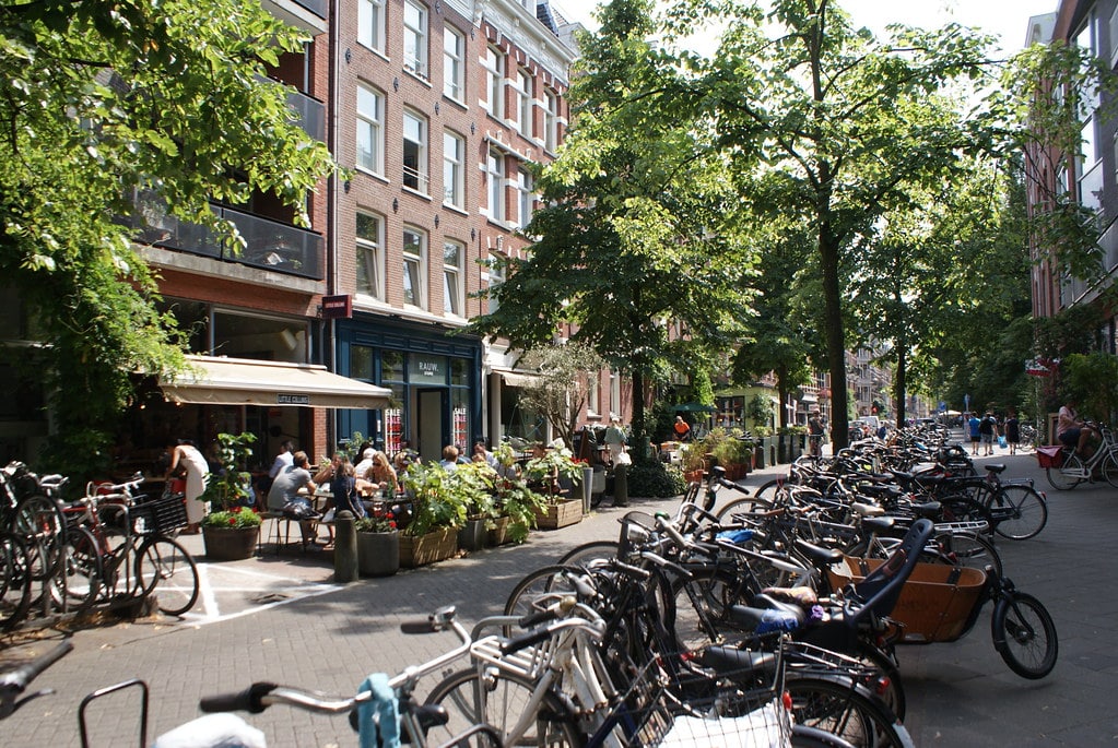 > Eerste Sweelinckstraat, agréable rue entre le marché et le parc. Dans le Pijp à Amsterdam.