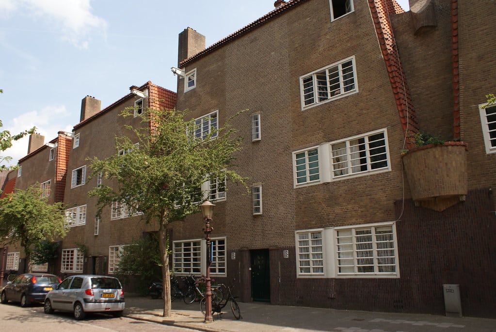 > Habitations De Dageraad dans le quartier du Pijp à Amsterdam.