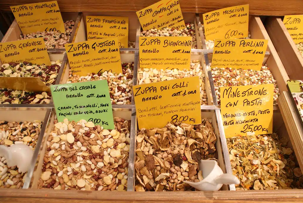 > Mélanges pour soupe du marché Mercato Orientale à Gènes : Légumineuses, légumes séchées, aromatiques et champignons à cuire pendant une heure.