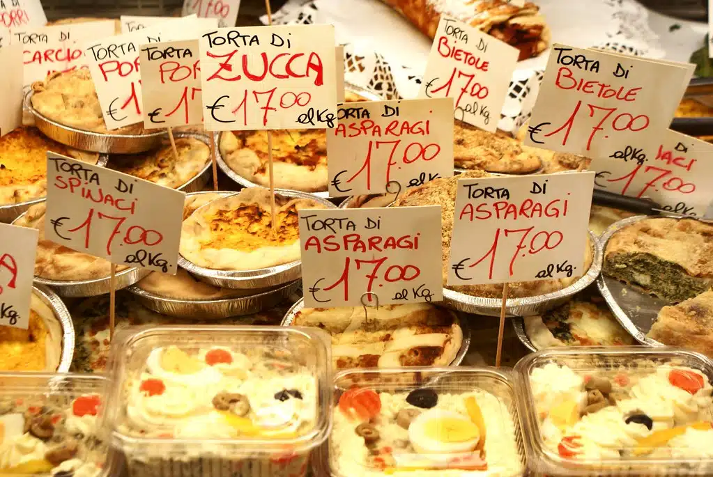 > Rayon traiteur du marché alimentaire avec des tartes salées et des quiches ou ouiches si vous préférez.