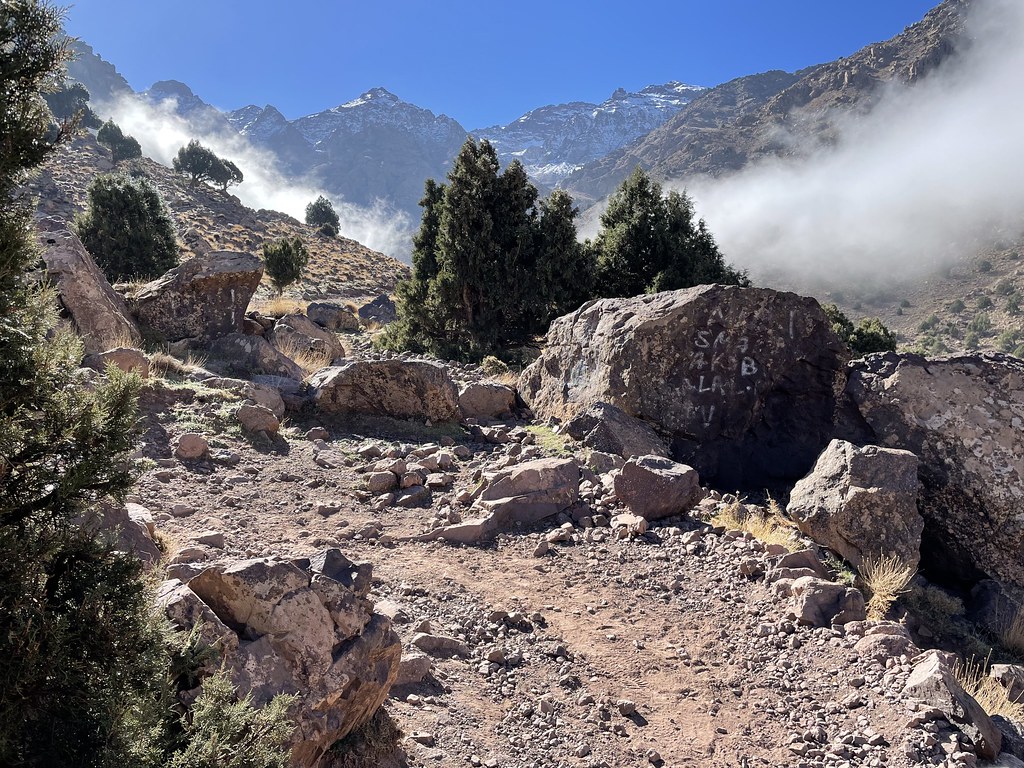 Randonnée dans le parc national du Toukbal au-dessus d'Imlil dans les montagnes de l'Atlas (Maroc). 