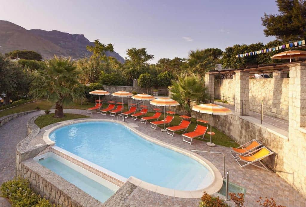 Piscine de l'hotel Casa Vacanze Parco Del Generale à Ischia.